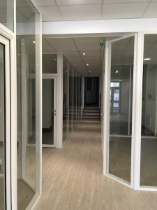 amenagement-bureaux-professionnels-cloison-alu-vitree-plafond-suspendu-dalle-pvc-spot-courtier-travaux-tranquil-orleans